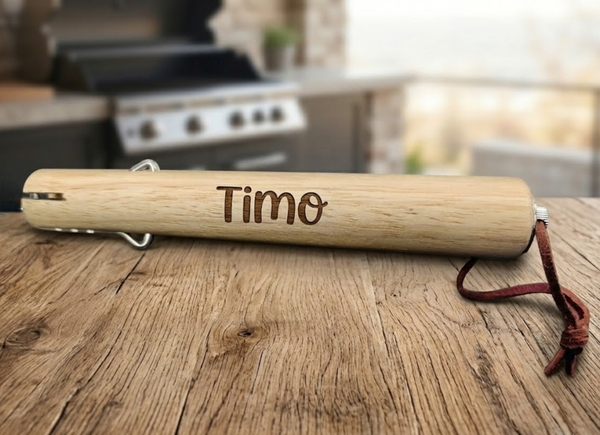 Makkaratikku omalla tekstill&auml;